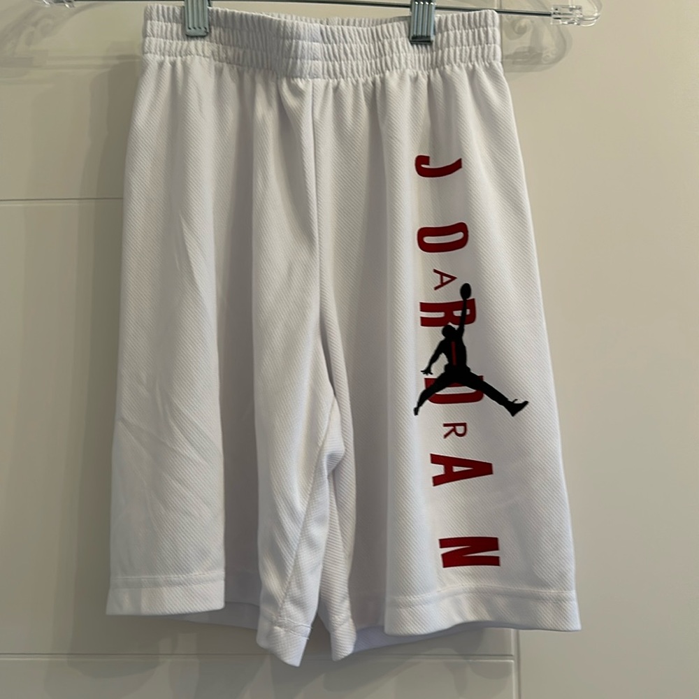 Boys white Jordan mesh basketball shorts size medium